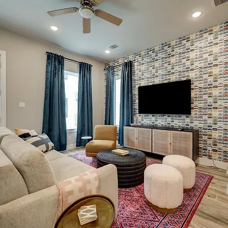 Hip Heights Home, 4Bd, Location